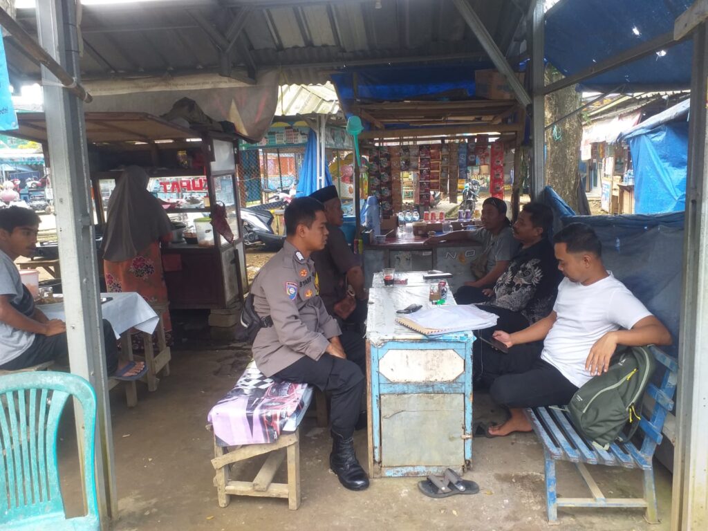 Polsek Menes Sambangi Pelanggan Kaki Lima di Menes 8 WhatsApp Image 2024 06 20 at 13.11.17