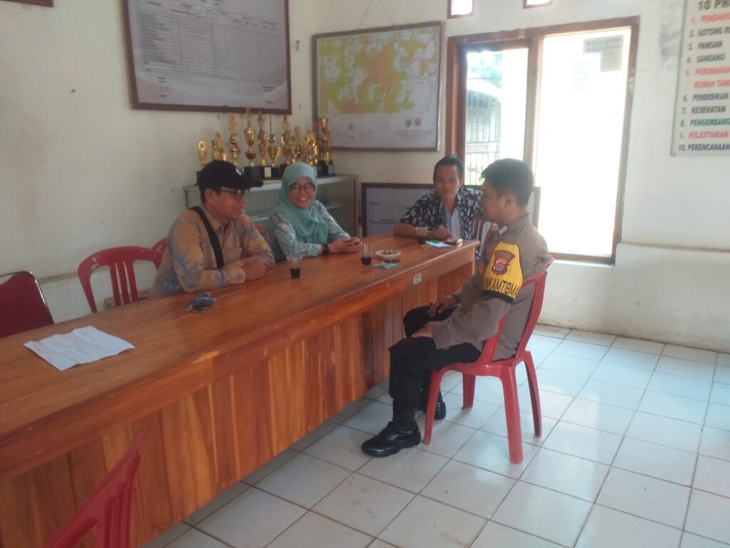 Polsek Menes Sambangi Desa Purwaraja untuk Jalin Silaturahmi dan Ciptakan Kamtibmas yang Kondusif 4 WhatsApp Image 2024 06 20 at 13.29.36