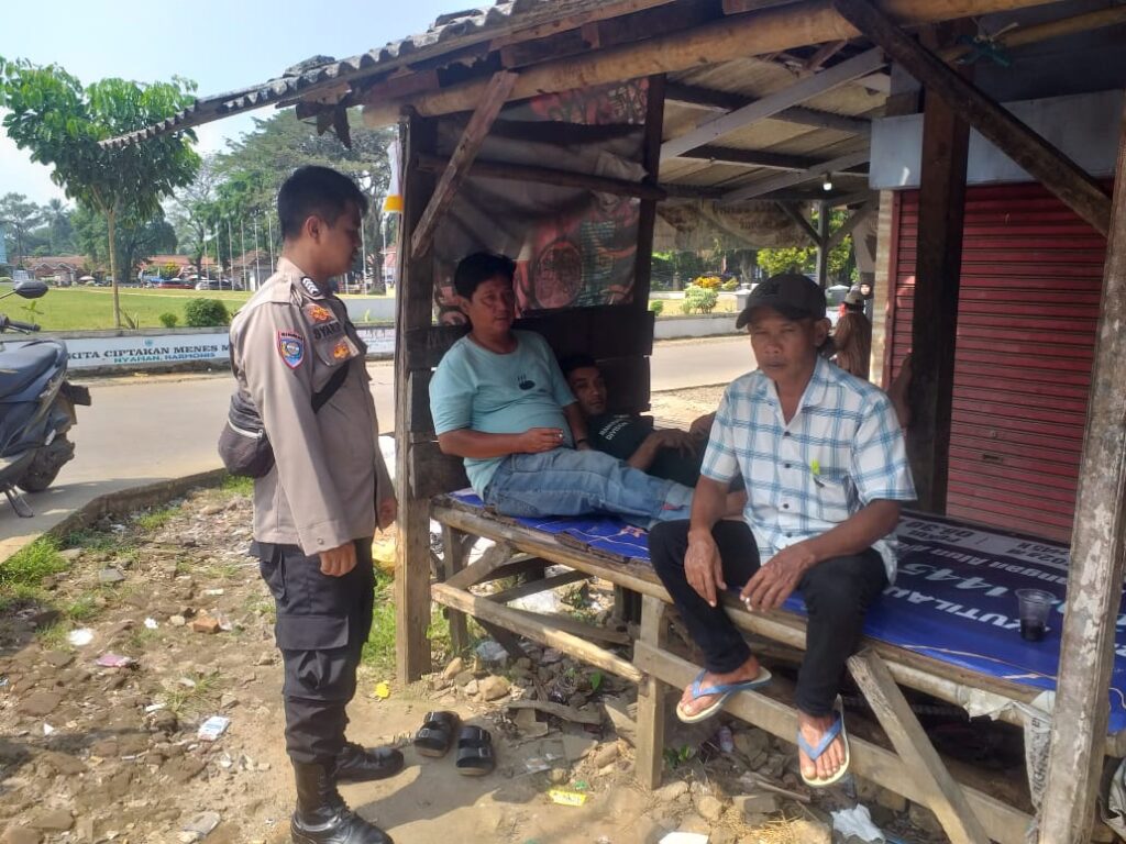 Polsek Menes Gelar Sambang dan Himbauan Lalu Lintas Kepada Ojek di Alun-Alun Barat Desa Purwaraja 3 WhatsApp Image 2024 06 20 at 13.35.15