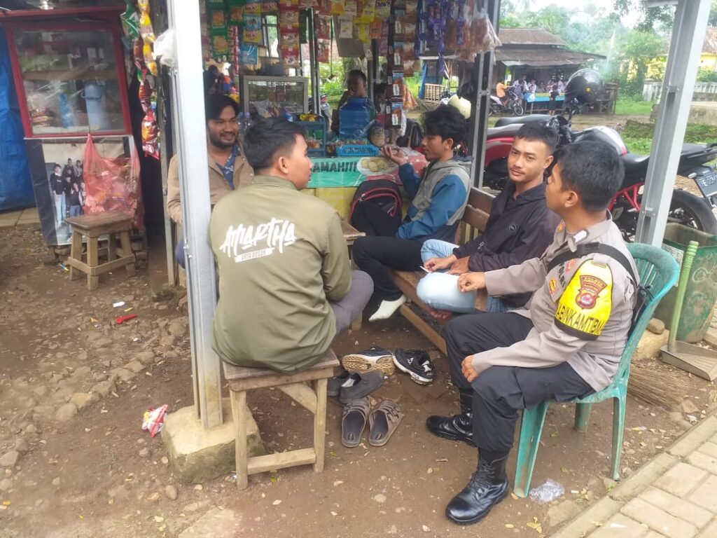 Polsek Menes Sambangi Warung Kopi di Desa Purwaraja, Pandeglang: Meningkatkan Kewaspadaan dan Kamtibmas 2 WhatsApp Image 2024 06 20 at 13.42.07
