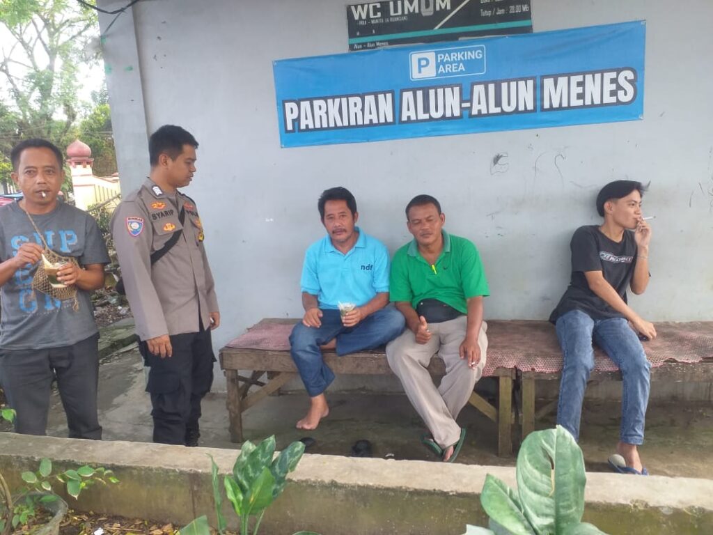 Polsek Menes Tingkatkan Keamanan Alun-alun Menes Melalui Sambang dan Himbauan Kamtibmas kepada Tukang Parkir 1 WhatsApp Image 2024 06 20 at 13.45.39