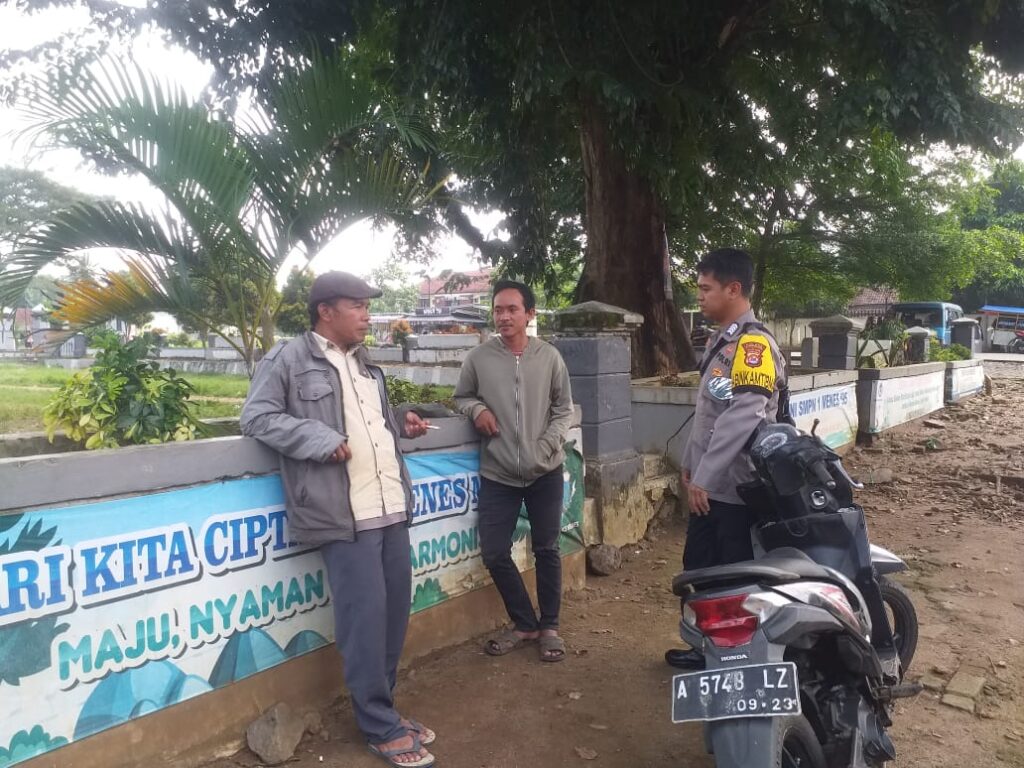 Polsek Menes Polres Pandeglang Gelar Sambang dan Himbauan Lalu Lintas di Alun-alun Menes 10 WhatsApp Image 2024 06 20 at 13.50.14