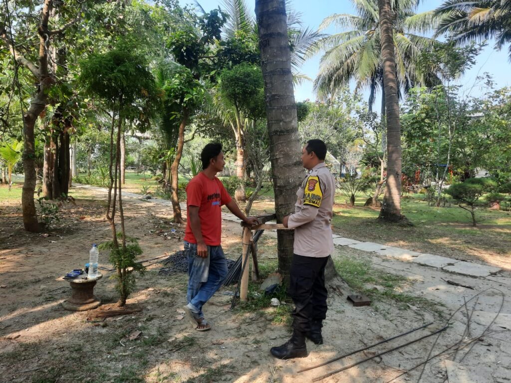 Bhabinkamtibmas Polsek Carita Bripka Bambang Beri Edukasi kepada Warga Pengambil Kelapa 8 WhatsApp Image 2024 06 20 at 13.58.25