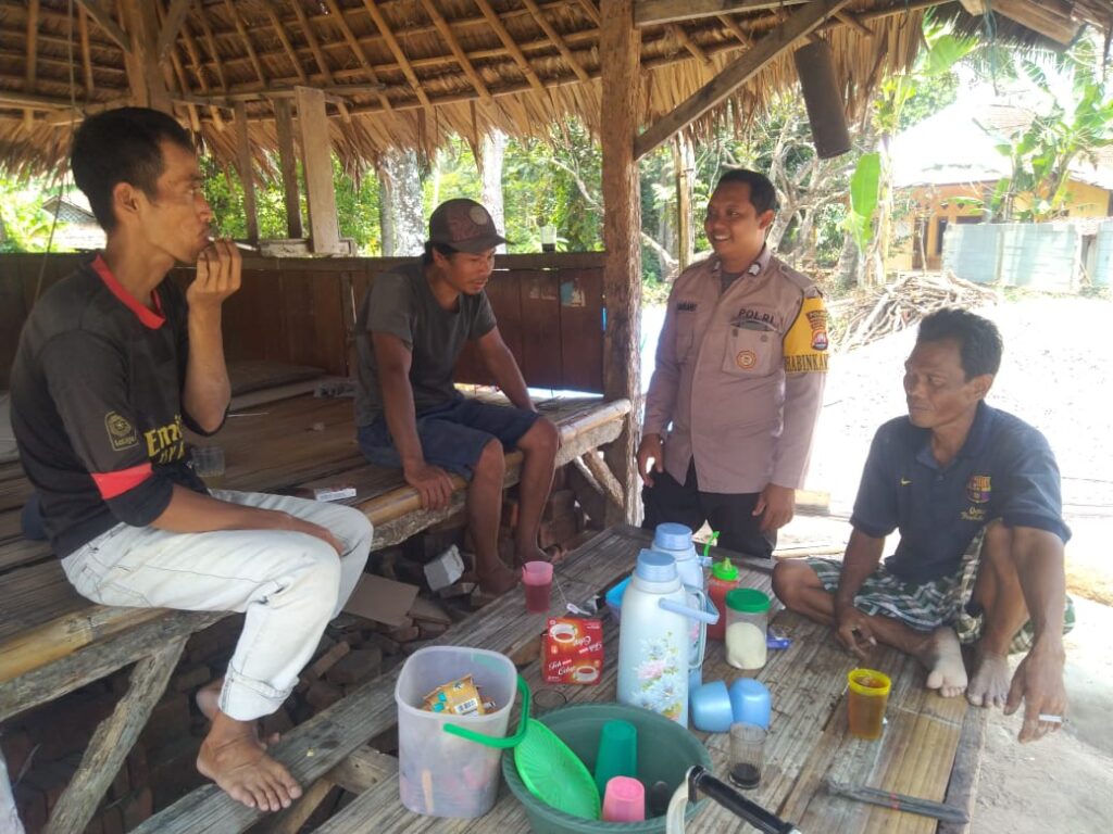 Bhabinkamtibmas Polsek Carita Bripka Bambang Bersilaturahmi dengan Petani di Saung Bertani 7 WhatsApp Image 2024 06 20 at 14.01.34