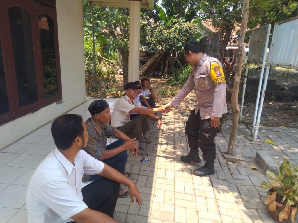 Bhabinkamtibmas Polsek Carita Bripka Bambang Silaturahmi ke Kantor Desa Sukarame 6 WhatsApp Image 2024 06 20 at 14.03.54
