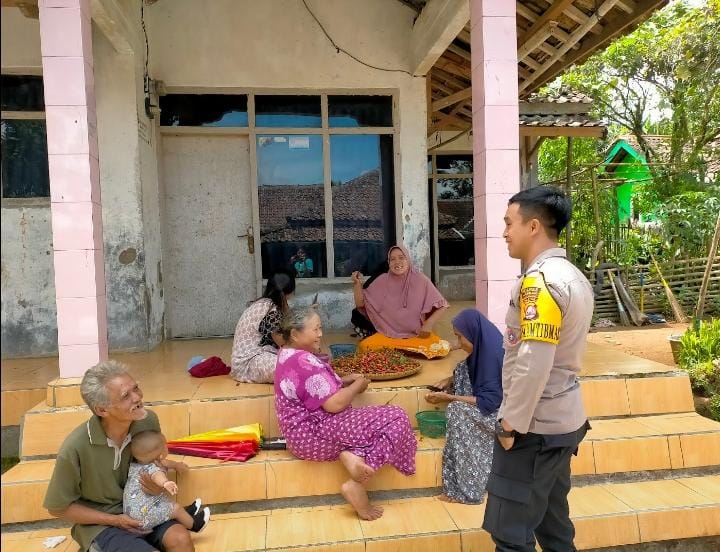 Bhabinkamtibmas Polsek Mandalawangi Polres Pandeglang Rutin Keliling Sambangi Warga 4 WhatsApp Image 2024 06 20 at 16.48.59