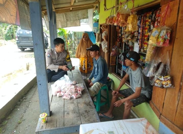 Bhabinkamtibmas Polsek Mandalawangi Sambang Desa Binaan, Jalin Silaturahmi dan Ciptakan Keamanan Kondusif 3 WhatsApp Image 2024 06 20 at 16.49.43