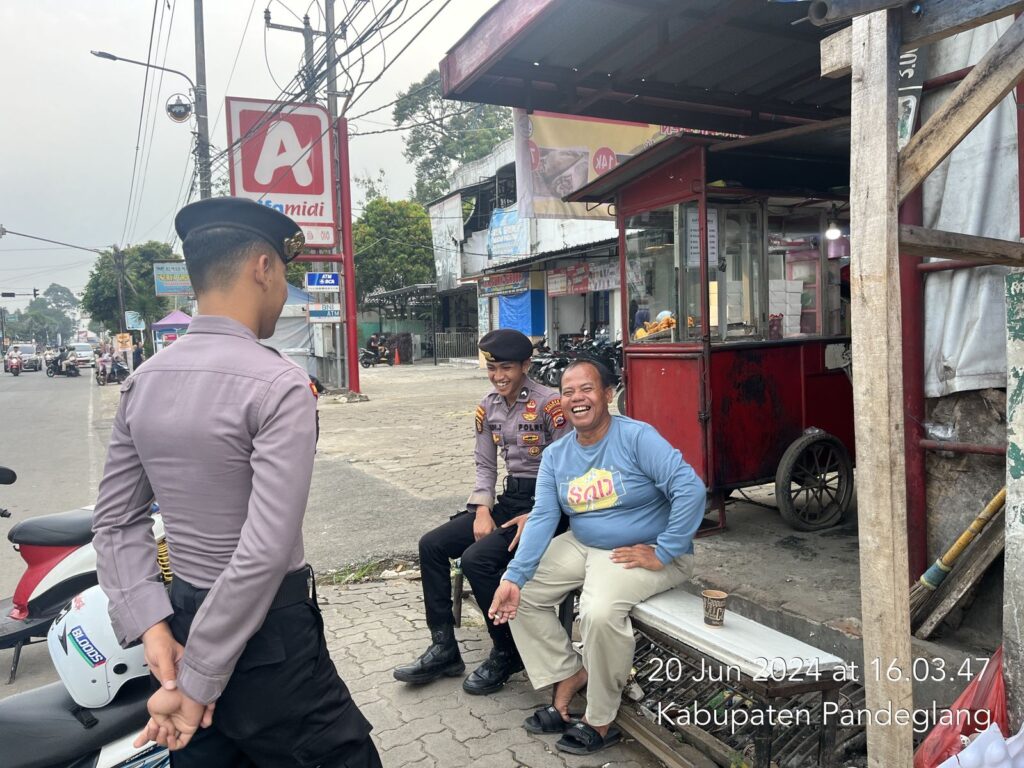 Dekatkan Diri dengan Masyarakat, Sat Samapta Polres Pandeglang Sambangi Tukang Ojek di Cigadung dan Berikan Himbauan Kamtibmas 10 WhatsApp Image 2024 06 20 at 18.34.51
