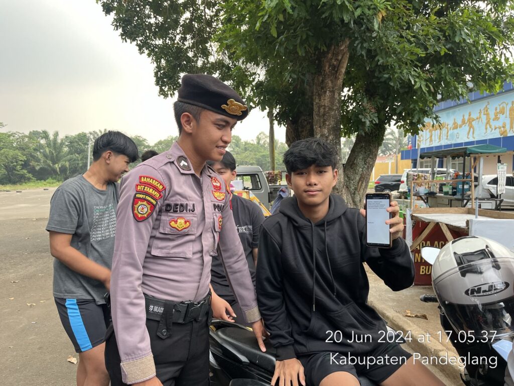 Personil Sat Samapta Polres Pandeglang Lakukan Patroli Dialogis di Stadion Badak dan Edukasi Remaja untuk Menjauhi Judi Online 1 WhatsApp Image 2024 06 20 at 18.34.59