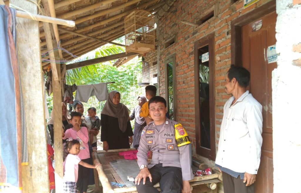 Bhabinkamtibmas Polsek Angsana Polres Pandeglang Sambangi Masyarakat Desa Padaherang dan Sampaikan Pesan Kamtibmas 2 WhatsApp Image 2024 06 20 at 18.57.10