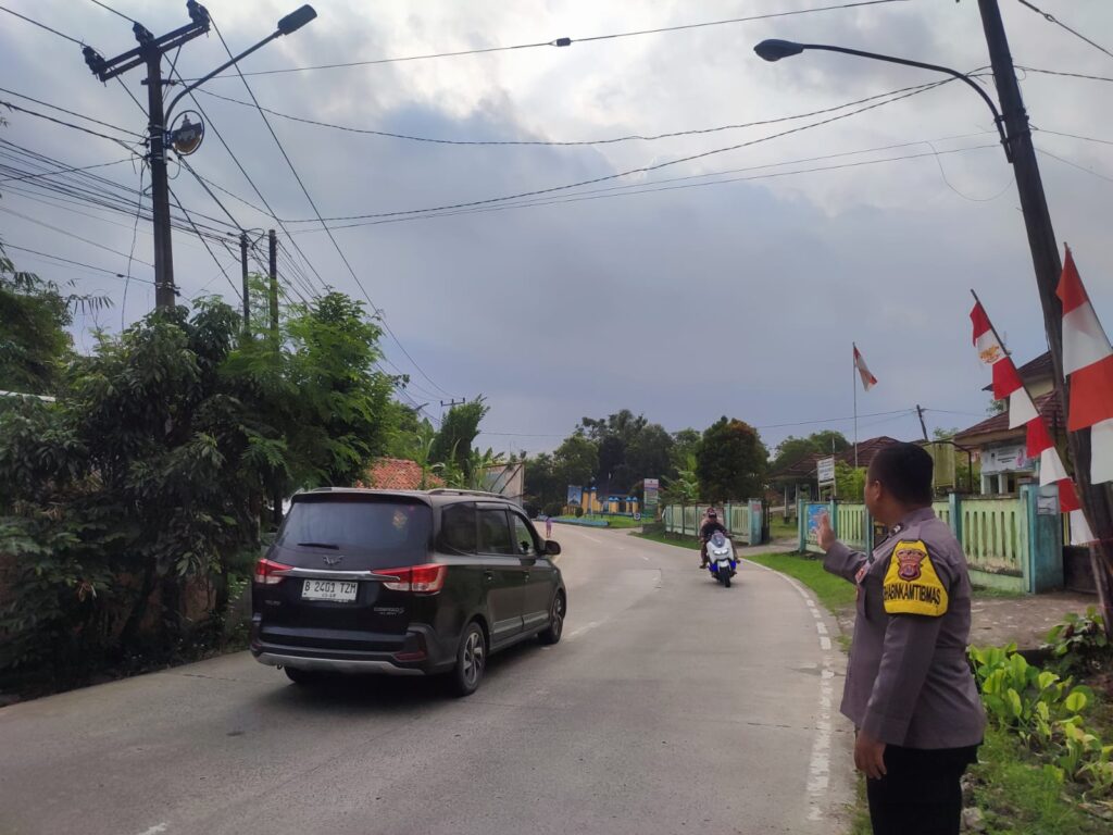 Cegah Laka Lantas, Anggota Piket Polsek Angsana Polres Pandeglang Laksanakan Strongpoint Sore 10 WhatsApp Image 2024 06 20 at 18.58.17