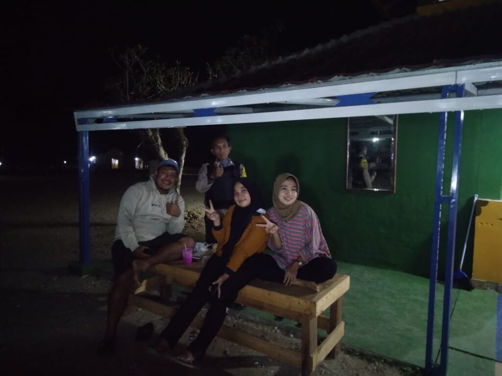 Polsek Carita: Patroli Malam untuk Menghimbau Remaja Pulang Tepat Waktu 7 WhatsApp Image 2024 06 21 at 05.57.59
