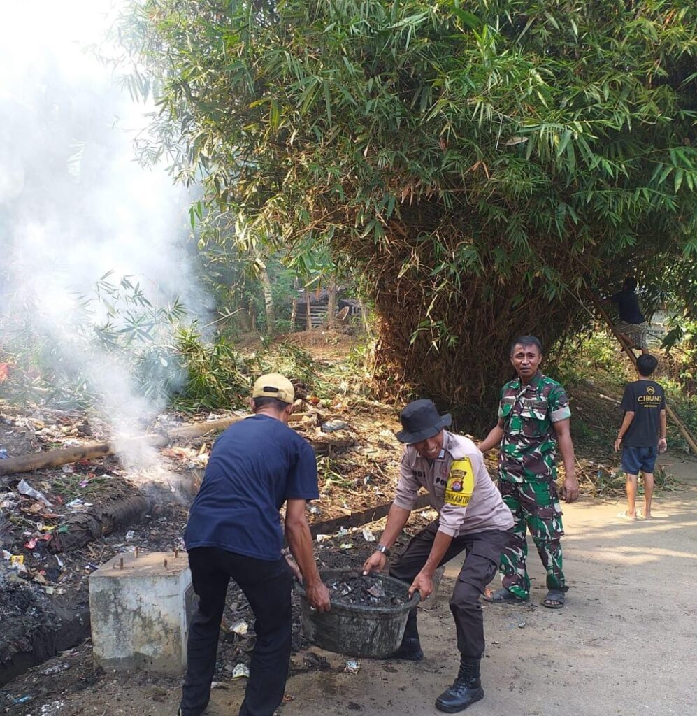 Polsek Carita dan Muspika Kecamatan Carita Bersih-bersih Jalan Menuju Kecamatan 8 WhatsApp Image 2024 06 21 at 06.06.54