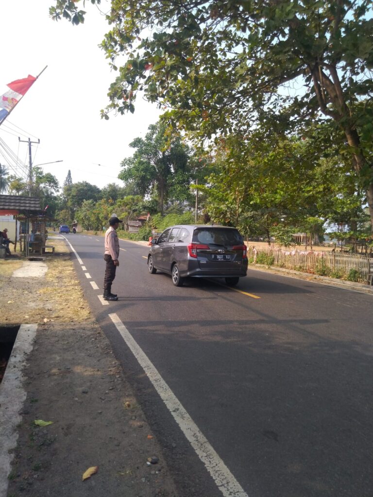 Polsek Carita: Kegiatan Strong Points di Jalan Raya Carita, Depan Mako Polsek Carita 9 WhatsApp Image 2024 06 21 at 06.13.35