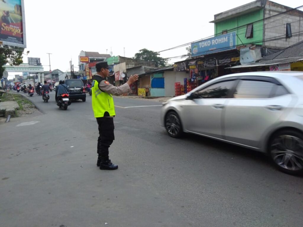 Kegiatan Pengaturan Lalu Lintas Sore oleh Anggota Polsek Cadasari 3 WhatsApp Image 2024 06 21 at 07.39.32