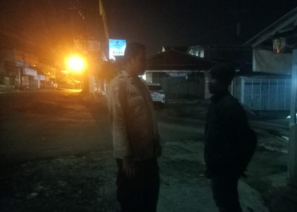 Kanit Binmas Polsek Cadasari Laksanakan Patroli Malam dan Berdialog dengan Warga 1 WhatsApp Image 2024 06 21 at 07.40.12