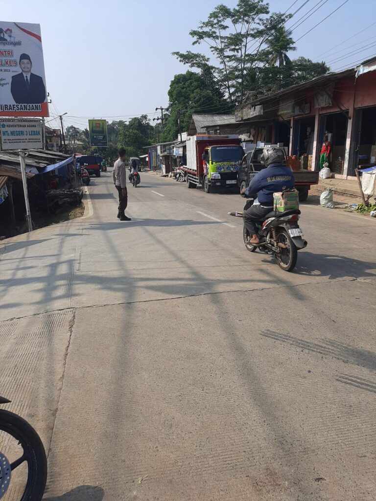 Personil Polsek Bojong Polres Pandeglang, Bripka Feery Kurniawan, Gelar Pengaturan Lalu Lintas di Persimpangan Pasar Bojong untuk Melancarkan Arus Lalu Lintas 5 WhatsApp Image 2024 06 21 at 09.07.09