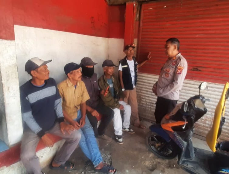 Polsek Bojong Polres Pandeglang Gelar Kegiatan Jumat Curhat dengan Tukang Ojek di Pasar Bojong 7 WhatsApp Image 2024 06 21 at 12.15.05