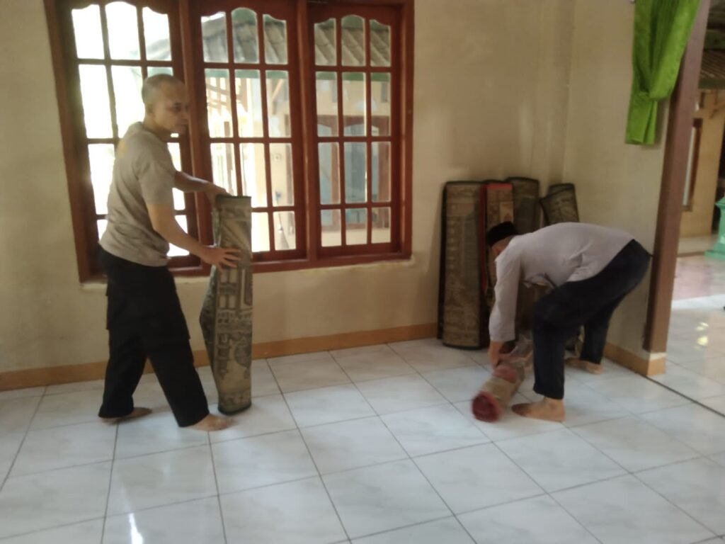 Polsek Menes Bersihkan Masjid Al Falah di Desa Purwaraja dalam Kegiatan Baksos 10 WhatsApp Image 2024 06 21 at 15.17.11