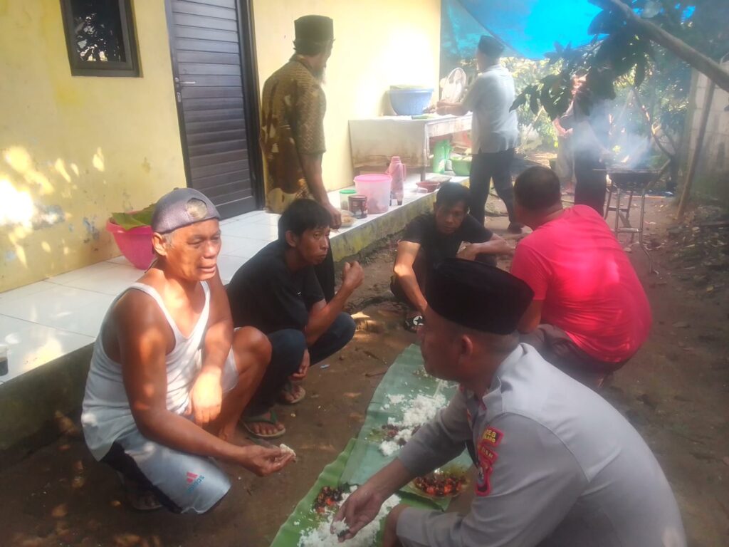Kapolsek Menes AKP Hero SH Jalin Silaturahmi dengan Warga Melalui Kegiatan Bancakan 9 WhatsApp Image 2024 06 21 at 15.32.17