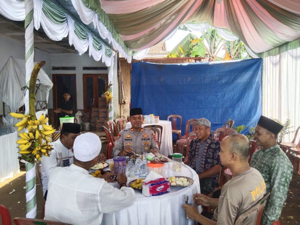 Kapolsek Menes Sambangi Tokoh Masyarakat Abah Uju di Kp. Pasir Sepat Desa Purwaraja 7 WhatsApp Image 2024 06 21 at 15.41.05