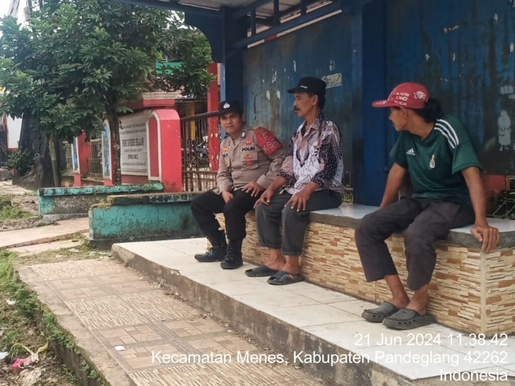 Polsek Menes Polres Pandeglang Gelar Sambang dan Himbauan Lalu Lintas Kepada Sopir Angkot di Alun-Alun Menes 6 WhatsApp Image 2024 06 21 at 15.44.43
