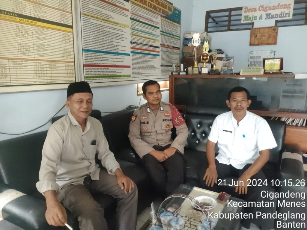 Polsek Menes Sambangi Balai Desa Cigandeng dan Berikan Himbauan Kamtibmas 4 WhatsApp Image 2024 06 21 at 15.50.31