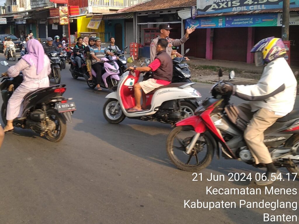 Polsek Menes Jaga Kelancaran Lalu Lintas Depan Sekolah Mathla'ul An'war Menes 3 WhatsApp Image 2024 06 21 at 15.56.04