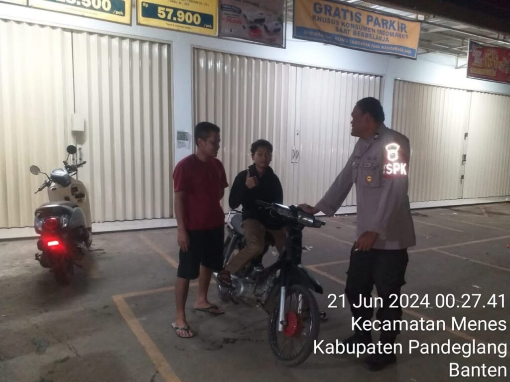 Polsek Menes Gelar Patroli Malam, Berikan Himbauan Kamtibmas kepada Pemuda di Area Pasar dan Pertokoan 2 WhatsApp Image 2024 06 21 at 16.03.33