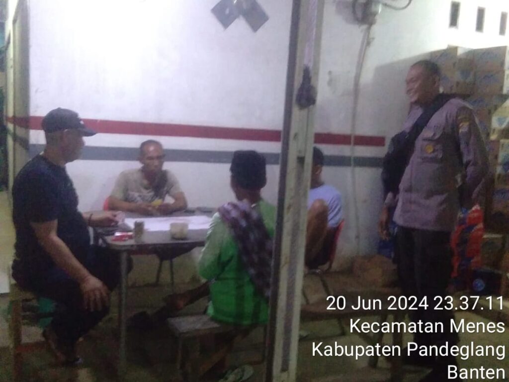 Sambil Patroli Malam, Polsek Menes Berikan Himbauan Kepada Warga Yang Dijumpai 1 WhatsApp Image 2024 06 21 at 16.06.24