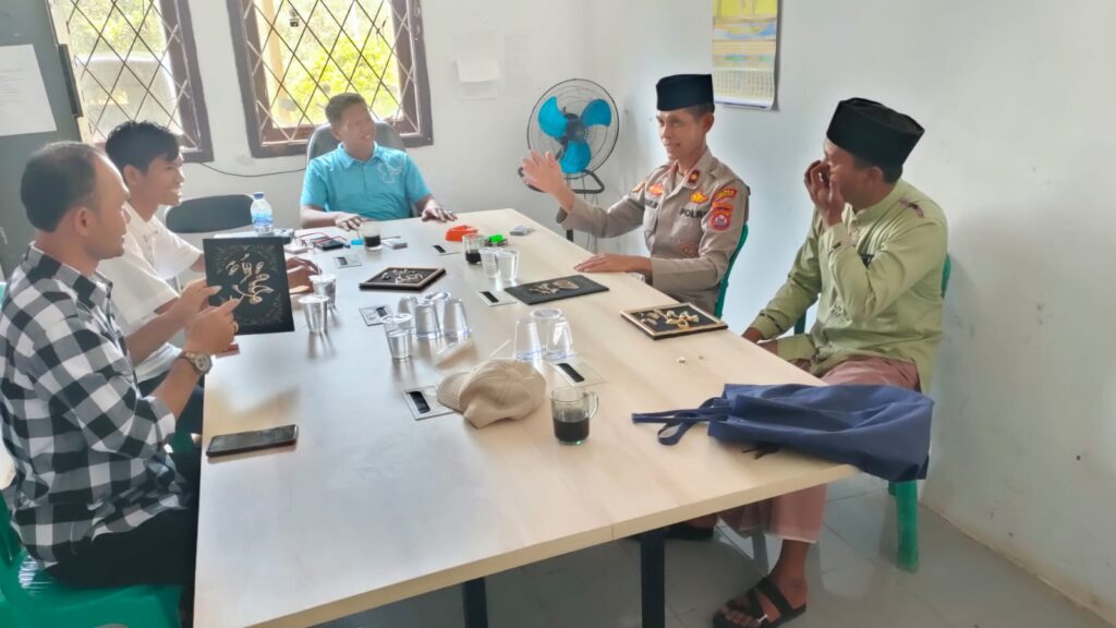 Jumat Curhat Polsek Munjul Polres Pandeglang Mendengarkan Kekhawatiran dan Saran Masyarakat 10 WhatsApp Image 2024 06 21 at 16.42.59