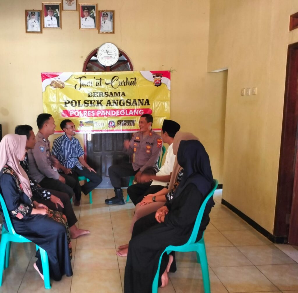 Kampung Cikapas Jadi Tuan Rumah Kegiatan "Jum'at Curhat" Polsek Angsana: Upaya Meningkatkan Kamtibmas dan Silaturahmi 8 WhatsApp Image 2024 06 21 at 18.39.38