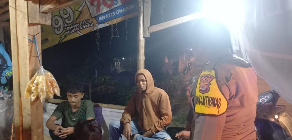 Rutin Laksanakan Patroli Malam, Upaya Bhabinkamtibmas Polsek Angsana Minimalisir Gangguan Kamtibmas di Desa Angsana 7 WhatsApp Image 2024 06 21 at 18.39.51