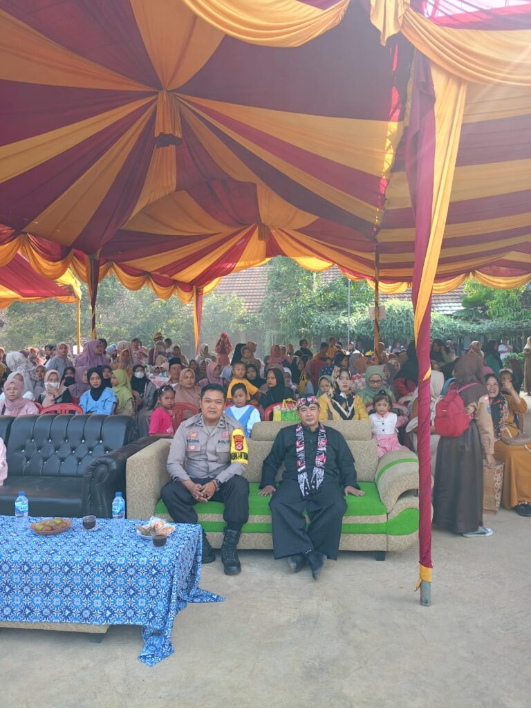 Bhabinkamtibmas Polsek Bojong Hadiri Giat Tasyakuran Perpisahan Kelas IX dan Pentas Seni SMPN 1 Bojong 6 WhatsApp Image 2024 06 22 at 10.49.35