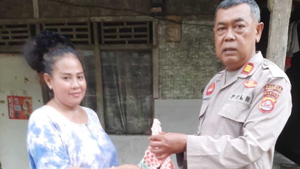 Polsek Bojong Laksanakan Giat Bansos Berikan Bantuan Bahan Pokok kepada Warga yang Membutuhkan 1 WhatsApp Image 2024 06 22 at 13.23.52
