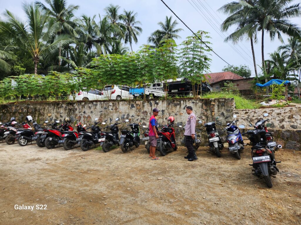 Sambangi Petugas Parkir Kolam Renang Cipamor, Polsek Menes Berikan Arahan 9 WhatsApp Image 2024 06 22 at 13.40.17