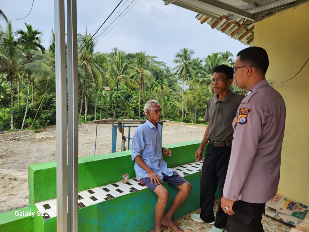 Polsek Menes Gelar Patroli Dialogis dan Himbauan Kamtibmas di Desa Cilabanbulan 8 WhatsApp Image 2024 06 22 at 13.44.50