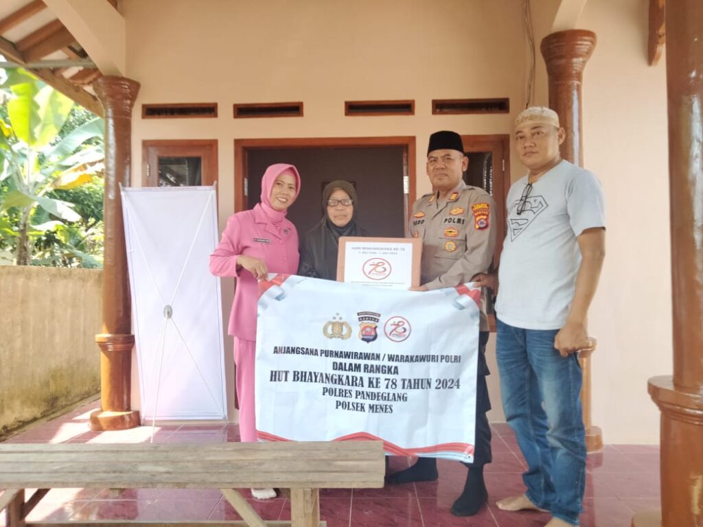 Polsek Menes Polres Pandeglang Gelar Anjangsana dan Bansos dalam Rangka HUT Bhayangkara ke-78 7 WhatsApp Image 2024 06 22 at 14.01.05