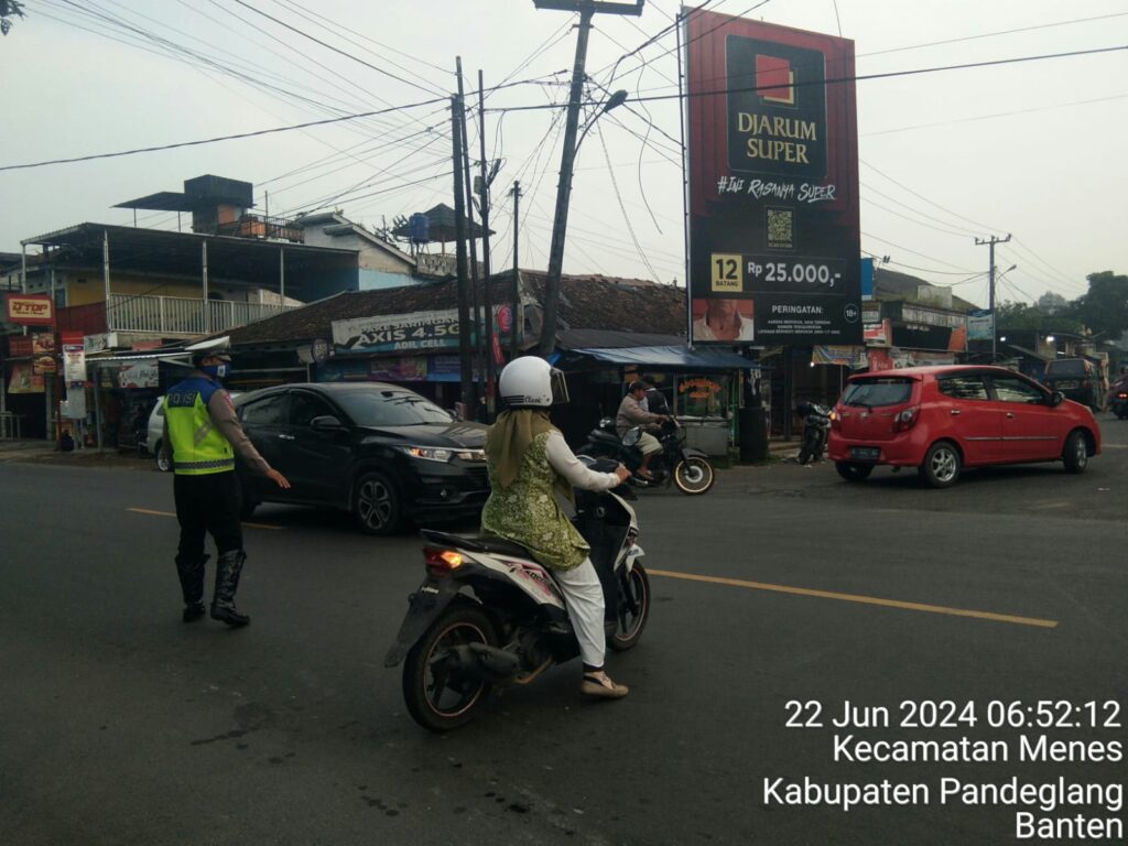 Kanit Lantas Polsek Menes Tertibkan Lalulintas Demi Kelancaran Berkendara Masyarakat di Cimanying 6 WhatsApp Image 2024 06 22 at 14.05.10