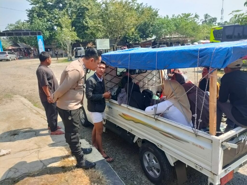 Bripka Yohan dari Polsek Carita Beri Himbauan kepada Pengunjung Pantai Menggunakan Mobil Losbak Terbuka 4 WhatsApp Image 2024 06 22 at 16.28.31