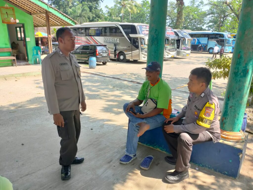Personil Polsek Carita Melaksanakan Patroli Wisata di Pantai Pasir Putih Carita 2 WhatsApp Image 2024 06 22 at 16.32.21