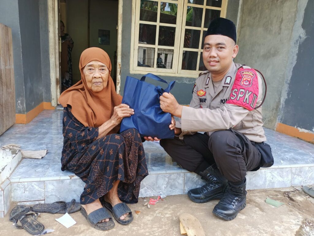 Polsek Cikeusik Gelar Bansos Kepada Ibu Ela di Desa Cikiruhwetan 1 WhatsApp Image 2024 06 22 at 16.36.10