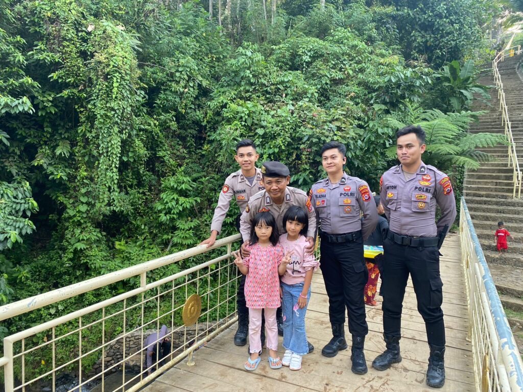 Sat Samapta Polres Pandeglang Sambangi Wisatawan di Curug Goong 3 WhatsApp Image 2024 06 22 at 18.50.57 1