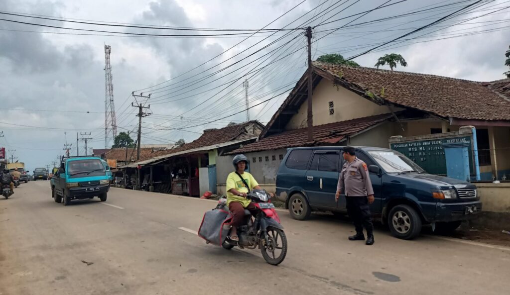 Personel Polsek Bojong Laksanakan Pengaturan Pagi Hari untuk Melancarkan Arus Lalu Lintas Wisatawan 2 WhatsApp Image 2024 06 23 at 09.03.31