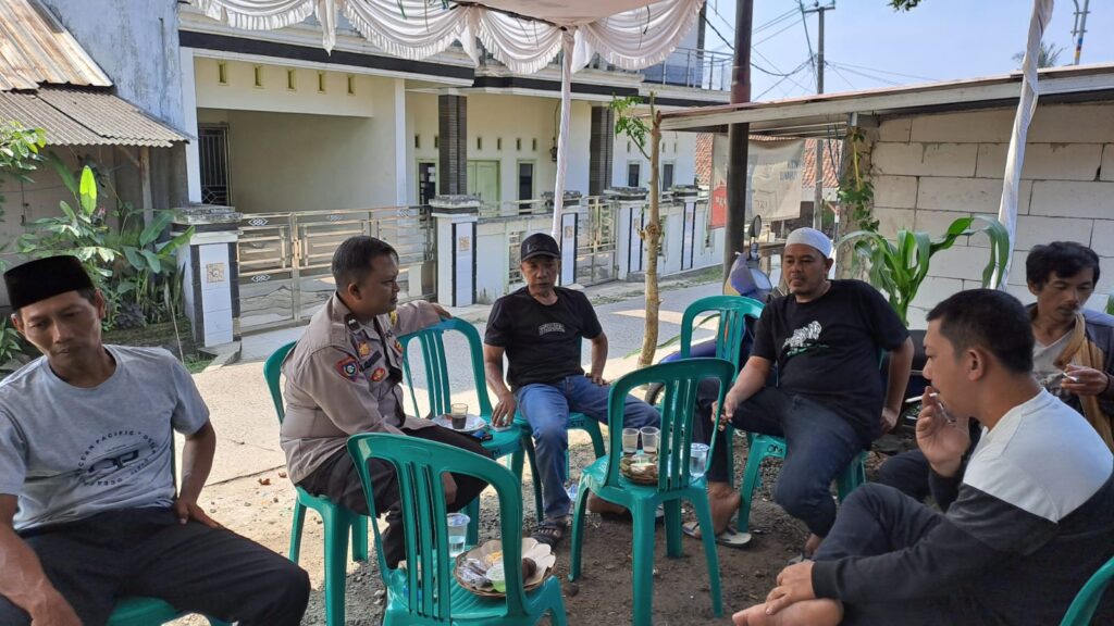 Bhabinkamtibmas Polsek Cadasari Hadiri Undangan Khitanan Warga 7 WhatsApp Image 2024 06 23 at 12.08.42