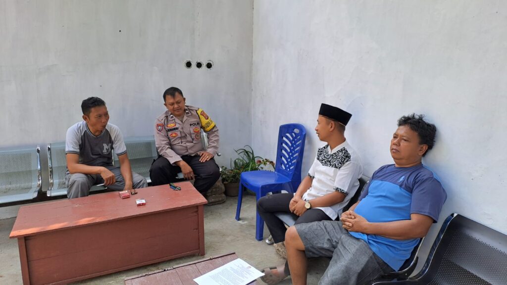 Bhabinkamtibmas Polsek Cadasari Sambang ke Kampung Kalahang untuk Berdialog Bersama Warga 8 WhatsApp Image 2024 06 23 at 12.09.00