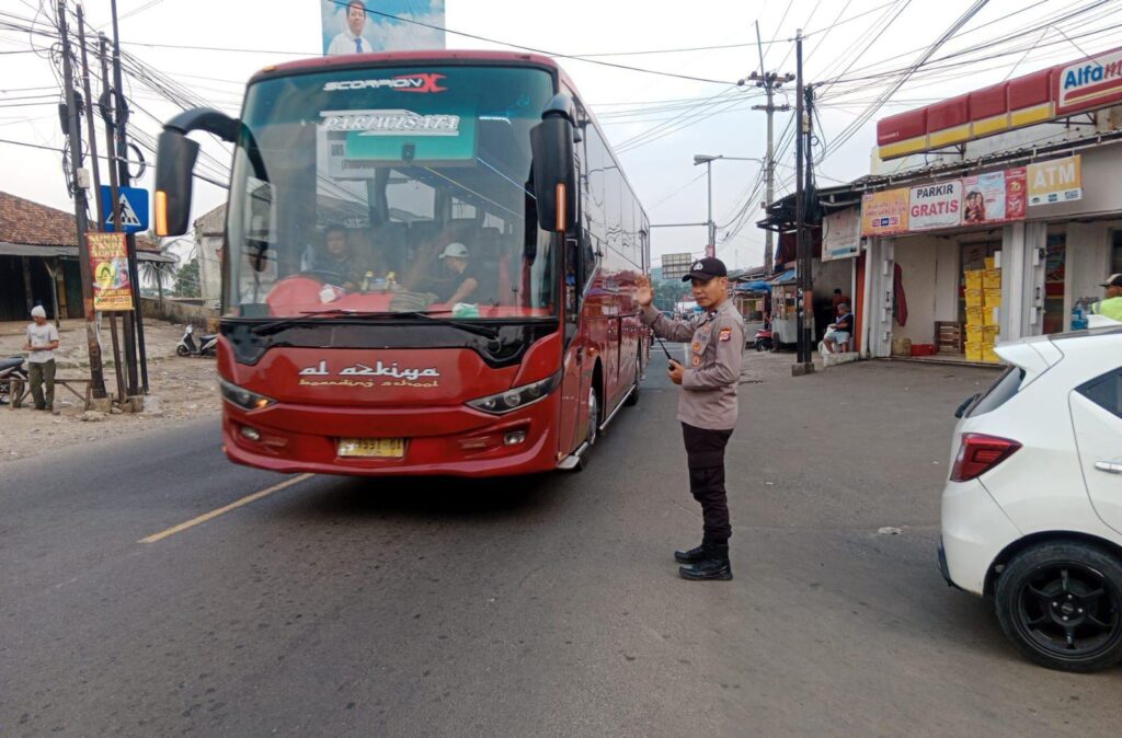 Pengaturan Lalu Lintas Sore oleh Anggota Polsek Cadasari di Depan Pasar Cadasari 9 WhatsApp Image 2024 06 23 at 12.09.19