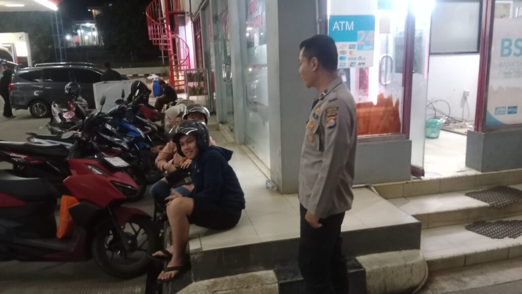Polsek Cadasari Gencar Laksanakan Patroli Malam untuk Cegah Kejahatan di Mesin ATM 10 WhatsApp Image 2024 06 23 at 12.09.38