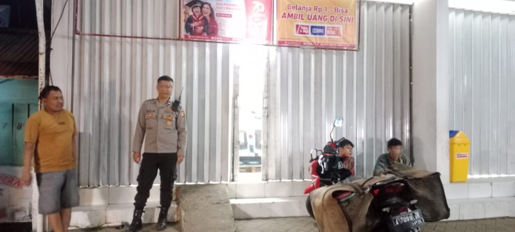 Polsek Cadasari Melakukan Patroli di Alfa Mart Menjelang Penutupan 2 WhatsApp Image 2024 06 23 at 12.10.18
