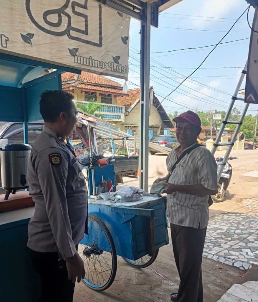 Bhabinkamtibmas Polsek Bojong Sambangi Pedagang Bakso Keliling, Sampaikan Pesan Kamtibmas 10 WhatsApp Image 2024 06 23 at 13.16.00